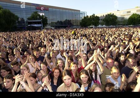 (Dpa) - innumerevoli appassionati di godere il concerto del tedesco cantante pop Jeanette durante l'Expo di Revival party in Hannover, 31 maggio 2002. Foto Stock