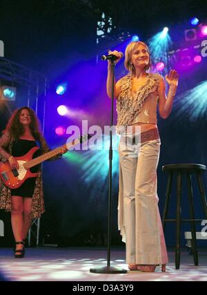 (Dpa) - cantante francese Patricia Kaas esegue in scena nel teatro di Saarbruecken, Germania, 8 luglio 2002. Foto Stock