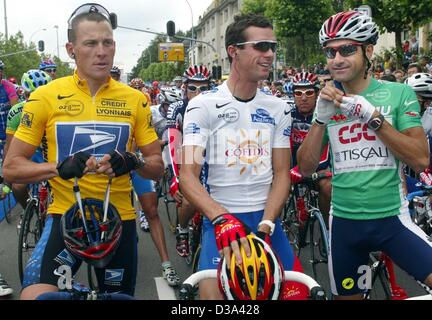 (Dpa) - US il ciclista Lance Armstrong (L) della chat con i suoi compagni di squadra inglese David Miller (C) e Laurent Jalabert davanti alla prima tappa del Tour de France in Lussemburgo il 7 luglio 2002. Foto Stock