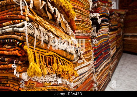 Tappeti per la vendita nel souk di Marrakech, Marocco Foto Stock