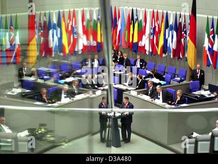 Le bandiere degli Stati membri dell'Organizzazione per la sicurezza e la cooperazione in Europa (OSCE) sono sollevati mentre presidente OSCE e ministro degli Affari Esteri portoghese Antonio da Cruz Martins parla all'OSCE assemblea annuale nel plenum del Bundestag tedesco a Berlino, il 6 luglio 2002. Foto Stock