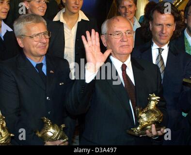 (Dpa) file - Mikhail Gorbaciov (C), ex capo dell'Unione Sovietica, André Rieu (R) e Brian Bittrolff (L) rappresentano con la loro 'Golden Hen Award' durante la cerimonia di premiazione del premio media a Berlino, 19 settembre 2001. Gorbaciov è stato onorato con il premio media per aiutare la Germania a sua reunificati Foto Stock