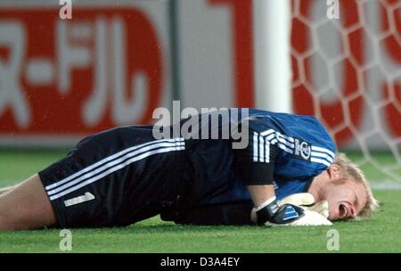 (Dpa) - Oliver Kahn, portiere tedesco e capitano della squadra, giace a piangere davanti al suo obiettivo dopo non essere riuscito a salvare il primo obiettivo durante la finale della Coppa del Mondo FIFA contrapposta in Germania e in Brasile a Yokohama, Giappone, 30 giugno 2002. La partita è finita 2:0 per il Brasile, rendendo il Brasile un record di cinque volte campione del mondo Foto Stock