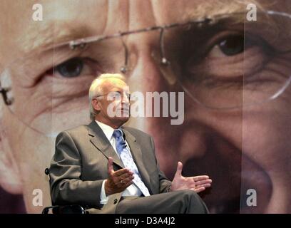 (Dpa) - Edmund Stoiber, il Primo Ministro bavarese e il cancelliere del candidato del cristiano Unione Democratica (CDU/CSU), è seduto di fronte al suo ritratto gigante di Stoccarda, Germania, il 6 giugno 2002. Durante una discussione con il tema "ciò che separa il candidato dal cancelliere?', Stoiber po Foto Stock