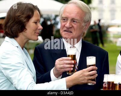 (Dpa) - Il Presidente tedesco Johannes Rau e sua moglie Christina hanno un bicchiere di 'Koelsch', una birra tedesca specialità da Colonia, come fanno visita i preparativi per un party in giardino nel giardino della loro residenza, il palazzo "Bellevue", 21 giugno 2002. Foto Stock