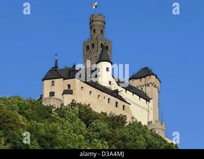 (Dpa) - Una vista del castello il Marksburg sul fiume Reno, vicino a Braubach, Germania, 22 giugno 2002. Il castello fortificato che fu eretta dal XII fino al XIV secolo, rimane il solo castello sul Reno che non è mai stata distrutta. Foto Stock