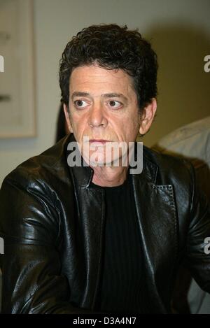 (Dpa) - US rock star Lou Reed ("Fate una passeggiata sul lato selvaggio") illustrato nel corso di una conferenza stampa tenutasi a Berlino, 15 marzo 2002. Foto Stock