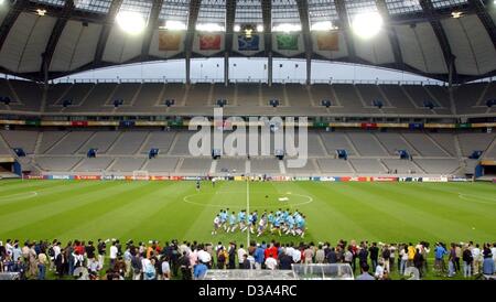 (Dpa) - Più di 200 fotografi guarda il riscaldamento del sud coreano i giocatori di calcio durante la sessione di formazione nella World Cup Stadium di Seoul, 24 giugno 2002. La Corea del Sud si affaccia la Germania nelle semifinali il 25 giugno. Foto Stock