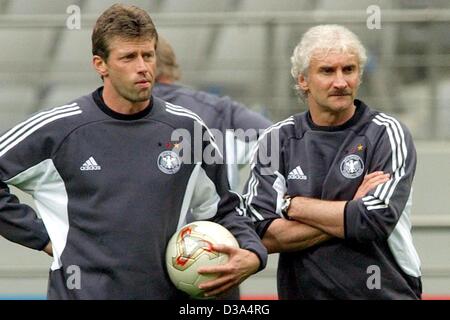 (Dpa) - Tedesco allenatore nazionale Rudi Voeller (R) e il suo assistente allenatore Michael Skibbe guarda la sessione di formazione del team tedesco nella World Cup Stadium di Seoul, 24 giugno 2002. La Germania si affaccia la Corea del Sud nella Coppa del Mondo semi finali il 25 giugno. Foto Stock