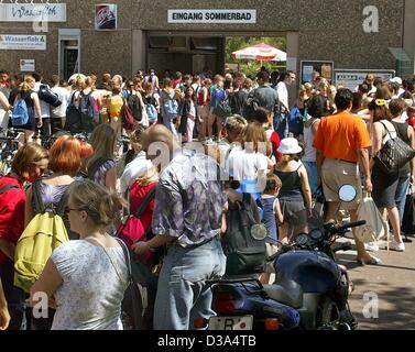 (Dpa) - in una calda giornata estiva una lunga coda è la formazione di fronte all'entrata di una piscina locale in Berlin-Rudow, Germania, 19 giugno 2002. Foto Stock