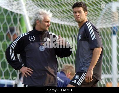 (Dpa) - calcio tedesco coach Rudi Voeller parla con il suo lettore di centrocampo Michael Ballack a una sessione di formazione durante i Mondiali di Calcio in Seogwipo, Corea del Sud, 17 giugno 2002. Foto Stock