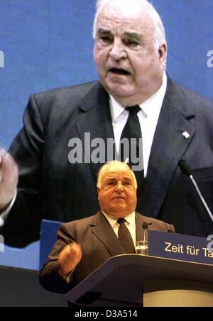 (Dpa) - Helmut Kohl, ex cancelliere della Germania ed ex presidente del partito cristiano democratico CDU, parla durante un partito CDU convenzione a Francoforte sul Meno, 17 giugno 2002. Egli ha annunciato per sostenere il suo partito durante la campagna elettorale per le elezioni di settembre. Kohl aveva ritirato dal politi Foto Stock