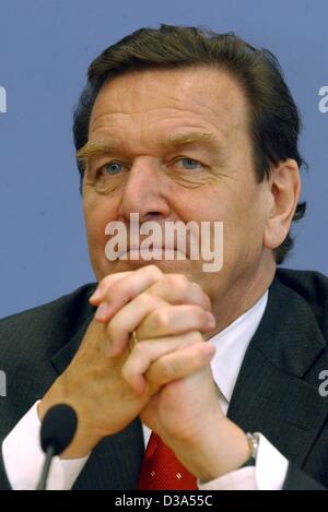 (Dpa) - Gerhard Schroeder, Cancelliere tedesco, raffigurato in una conferenza stampa a Berlino, 11 giugno 2002. Foto Stock