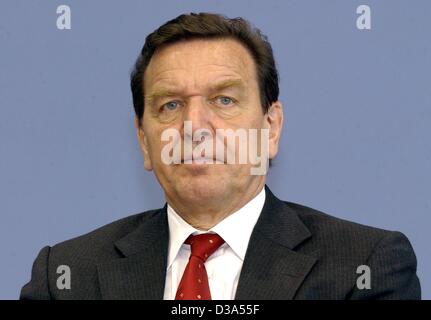 (Dpa) - Gerhard Schroeder, Cancelliere tedesco, raffigurato in una conferenza stampa a Berlino, 11 giugno 2002. Foto Stock