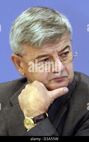 (Dpa) - Joschka Fischer, ministro tedesco degli Affari Esteri, raffigurato in Berlino, 11 giugno 2002. Foto Stock