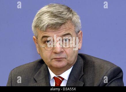 (Dpa) - Joschka Fischer, ministro tedesco degli Affari Esteri, raffigurato in Berlino, 11 giugno 2002. Foto Stock