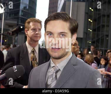 (Dpa) - attore statunitense Tobey Maguire risposte giornalista di domande come egli arriva al tedesco premiere del suo nuovo film 'Uomo Ragno" di Berlino, 27 maggio 2002. 'Uomo Ragno', un record blockbuster vincente negli Stati Uniti, si gettò la sua rete del film in Germania dal 6 giugno 2002. Foto Stock