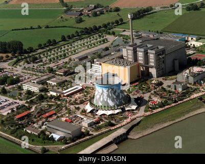 (Dpa) - Aa vista aerea dell'ex centrale nucleare a Kalkar, Germania, nella foto 28 agosto 2001. Oggi, la pianta che non ha mai prodotto energia funziona come un parco divertimenti con numerose piscine e giardini, utilizzato per la ricreazione e sale per conferenze. Foto Stock