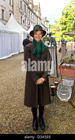 (Dpa) - Principessa Gloria von Thurn und Taxis pone di fronte a lei palace Sankt Emmeram a Regensburg, Germania, 27 settembre 2002. Il giardino di lusso mostra 'Classics & giardini", in cui arredi, piante, statue e il vino sono stati presentati, ha avuto luogo dal 27 al 29 settembre nei giardini del palazzo. È stato Foto Stock