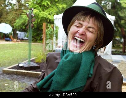 (Dpa) - Principessa Gloria von Thurn und Taxis risate durante l'apertura del giardino esclusivo mostra 'Classics & Giardini' nei giardini del suo palazzo Sankt Emmeram a Regensburg, Germania, 27 settembre 2002. Il giardino di lusso mostrano, in cui arredi, piante, statue e il vino sono stati presentati, ha preso plac Foto Stock