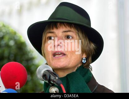 (Dpa) - Principessa Gloria von Thurn und Taxis offre un'intervista nel suo palazzo Sankt Emmeram a Regensburg, Germania, 27 settembre 2002. Il giardino di lusso mostra 'Classics & giardini", in cui arredi, piante, statue e il vino sono stati presentati, ha avuto luogo dal 27 al 29 settembre nei giardini del palazzo. Esso Foto Stock