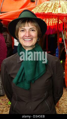 (Dpa) - Principessa Gloria von Thurn und Taxis sorrisi durante la fase di apertura del giardino esclusivo mostra 'Classics & Giardini' nei giardini del suo palazzo Sankt Emmeram a Regensburg, Germania, 27 settembre 2002. Il giardino di lusso mostrano, in cui arredi, piante, statue e il vino sono stati presentati, ha preso plac Foto Stock