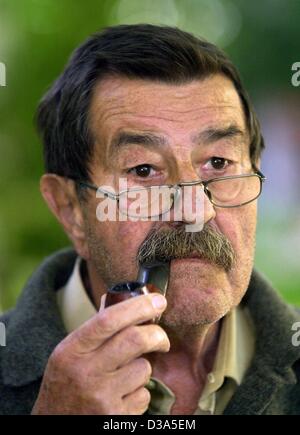 (Dpa) - autore tedesco Guenter Grass fuma una tubazione nel suo giardino in Behlendorf, Germania, 27 settembre 2002. Il romanziere è nato a Danzica il 16 ottobre 1927. Il suo primo romanzo 'Die Blechtrommel" (il tamburo di latta, 1959) è diventato un best seller internazionale e successivamente è stato trasformato in un pluripremiato film (19 Foto Stock