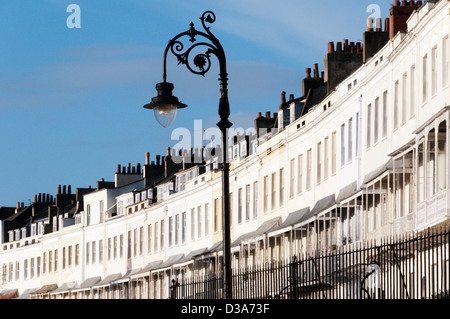 Ferro decorativo lampada posta nella parte anteriore del Royal York Mezzaluna in Clifton, Bristol. Foto Stock