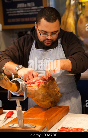 L uomo per affettare Jamon off gamba alla Brandisa Shop a Borough Market in London SE1 - REGNO UNITO Foto Stock