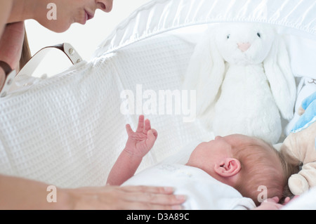 Madre consolante figlio bambino nel presepe Foto Stock