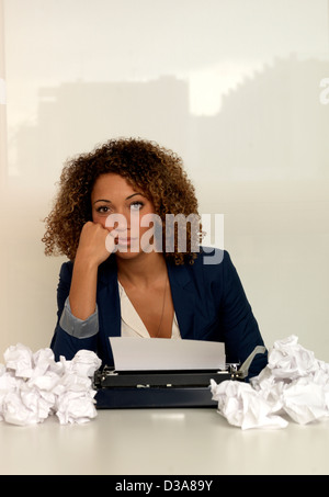 Imprenditrice utilizzando una macchina da scrivere Foto Stock