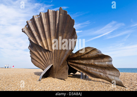 La scaloppina alla spiaggia di Aldeburgh smerlo calotta in acciaio scultura dell'artista Maggi Hambling spiaggia di Aldeburgh Suffolk East Anglia England Regno Unito GB Europa Foto Stock