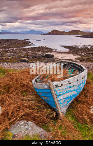 Vecchia barca da pesca blu al tramonto Inverasdale Loch Ewe Wester Ross North West Scotland UK GB Europe Foto Stock