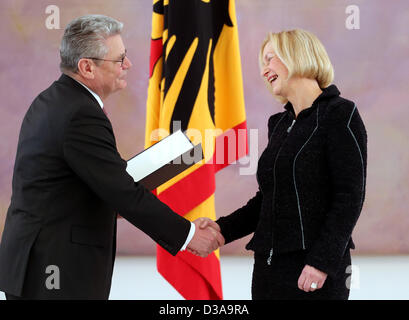 Il Presidente tedesco Joachim Gauck presenta il Certificato di nomina a nuovo ministro dell'istruzione Johanna Wanka (R) al Bellevue Palace a Berlino, Germania, 14 febbraio 2013. Foto: WOLFGANG KUMM Foto Stock