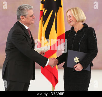 Il Presidente tedesco Joachim Gauck presenta il Certificato di nomina a nuovo ministro dell'istruzione Johanna Wanka (R) al Bellevue Palace a Berlino, Germania, 14 febbraio 2013. Foto: WOLFGANG KUMM Foto Stock