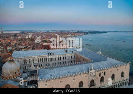 Vista aerea della città costiera Foto Stock