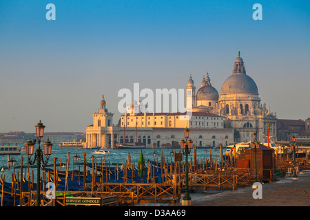 Edificio ornato affacciato sul porto Foto Stock