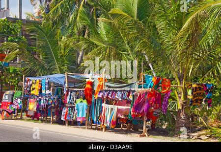 Una banchina in stallo la vendita delle t-shirt, abiti, parei e borse per turisti in Mirissa, nel sud dello Sri Lanka Foto Stock