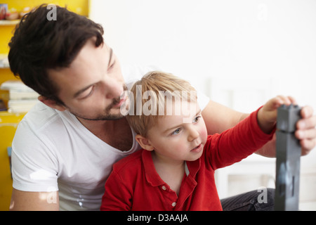 Padre e figlio edificio con blocchi Foto Stock
