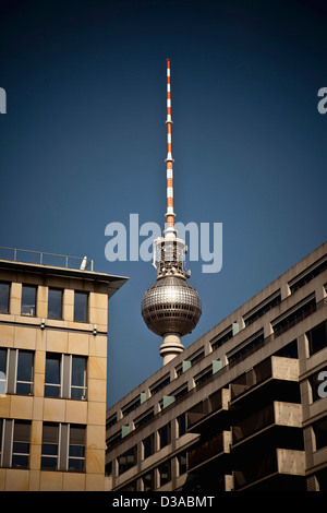 Scultura su torreggianti edifici della città Foto Stock