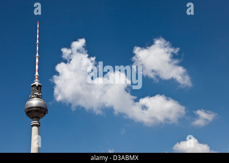 Guglia a strisce contro il cielo blu Foto Stock