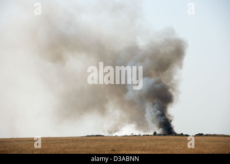 Fumo nero dal fuoco in sterco-hill veleno di emissione in aria Foto Stock