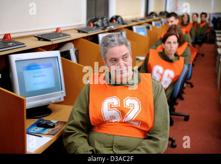 I candidati più anziani sperimentando le attività richieste di potenziali reclute presso l'esercito ufficiale Scheda di selezione al Westbury, Wiltshir Foto Stock