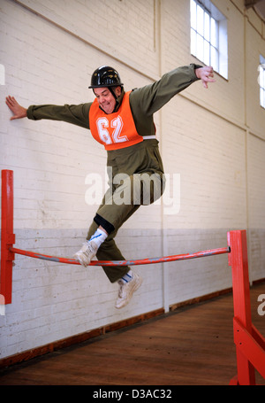 I candidati più anziani sperimentando le attività richieste di potenziali reclute presso l'esercito ufficiale Scheda di selezione al Westbury, Wiltshir Foto Stock