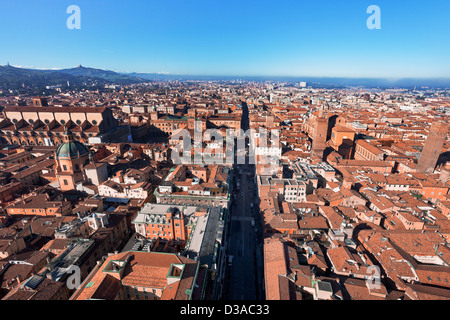 Vista panoramica della Strada Maggiore dalla Torre degli Asinelli a Bologna, Italia Foto Stock