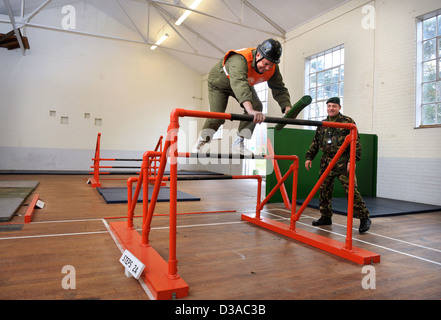 I candidati più anziani sperimentando le attività richieste di potenziali reclute presso l'esercito ufficiale Scheda di selezione al Westbury, Wiltshir Foto Stock