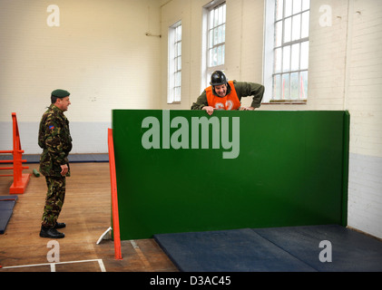 I candidati più anziani sperimentando le attività richieste di potenziali reclute presso l'esercito ufficiale Scheda di selezione al Westbury, Wiltshir Foto Stock