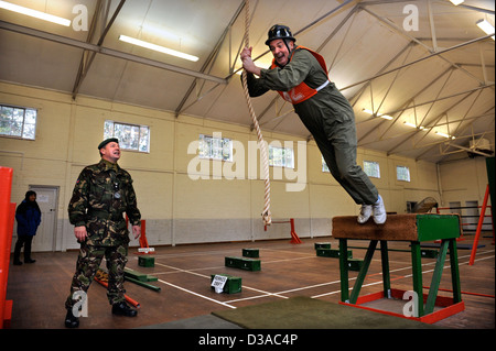 I candidati più anziani sperimentando le attività richieste di potenziali reclute presso l'esercito ufficiale Scheda di selezione al Westbury, Wiltshir Foto Stock