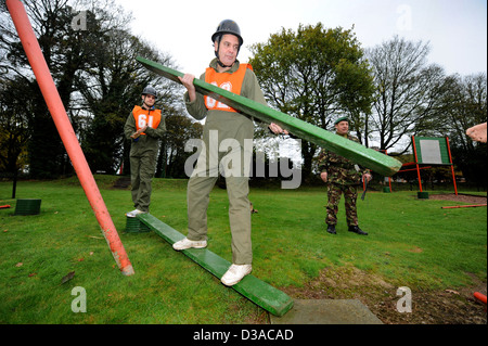 I candidati più anziani sperimentando le attività richieste di potenziali reclute presso l'esercito ufficiale Scheda di selezione al Westbury, Wiltshir Foto Stock