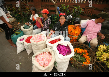 Bali. Indonesia, 29 Febbraio 2008: le donne asiatiche che vendono fiori 29 Febbraio a Bali, Indonesia. Foto Stock